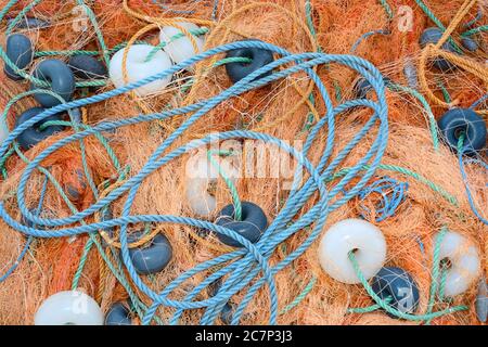 Nahaufnahme von bunten Netzen und Seilen zum Angeln unter der Lichter in der Türkei Stockfoto