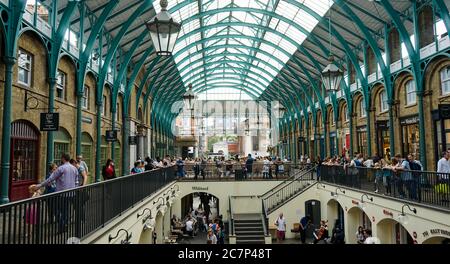 LONDON, VEREINIGTES KÖNIGREICH - 18. Aug 2018: Markt in London City , goog Place Stockfoto