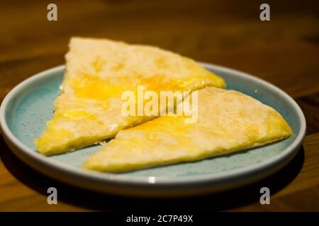 Georgische traditionelle Lebensmittel khachapuri, Käse und Brot. Tiflis, Georgien. Stockfoto