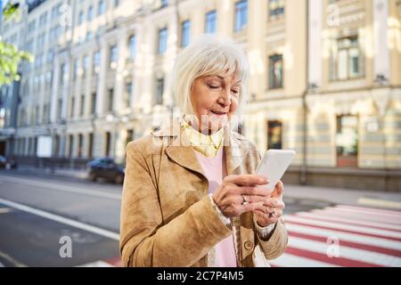 Ältere ältere Frau im Freien in der schönen Altstadt Stockfoto