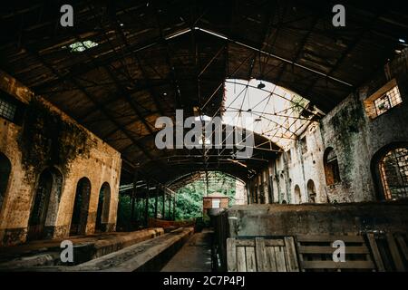 Verlassene zerstörte Industrielager Stockfoto