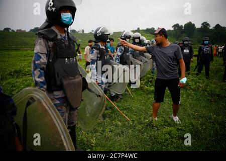 Lalitpur, Nepal. Juli 2020. Einheimische aus Kathmandu, Bhaktapur und Lalitpur treffen bei einem Protest im Namen des 76.2 Kilometer langen Schnellstraßenprojekts auf Khokana in Lalitpur auf der Khokana in Lalitpur auf bewaffnete Polizeikräfte und Mitarbeiter der Riot Police. Die indigenen Newar-Gemeinden Khokana und Bungamati sind besorgt über den Schaden, den die Fast Track-Konstruktion ihrem Eigentum, Land und kulturellen Rechten zufügen könnte. Kredit: Skanda Gautam/ZUMA Wire/Alamy Live Nachrichten Stockfoto