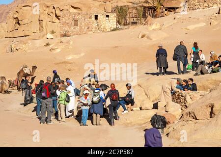 SINAI, ÄGYPTEN - 20. DEZEMBER 2010: Unbekannte Menschen auf einem Ausflug in der Nähe des Katharinenklosters Stockfoto