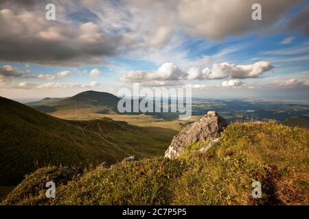 Berge-von-zentralen-Massiv-auvergne-mit-Wolken Stockfoto