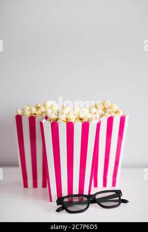 Kinokonzept - Popcorn in rot gestreiften Boxen und 3d-Brillen mit Kopierfläche Stockfoto