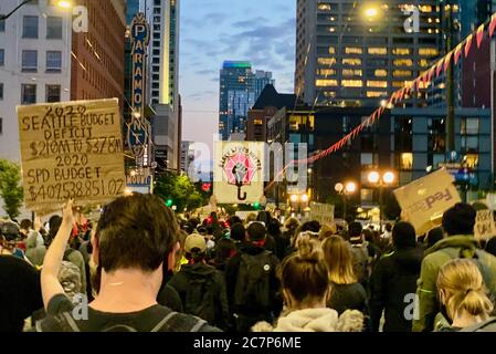 Seattle, Washington, USA. Juli 2020. Hunderte von Demonstranten marschierten am Abend des 4. Juli für Black Lives Matter, angeführt von den Black Femmes, aus DER CHOP/CHAZ Zone, Die vor kurzem von der Polizei von Seattle übernommen wurde, zum Westlake Center Park, wo sie eine Mahnwache für zwei Demonstranten hielten, die von einem Auto früh am Morgen getroffen wurden, während sie eine Kundgebung auf der Interstate 5 hielten. Quelle: Amy Katz/ZUMA Wire/Alamy Live News Stockfoto