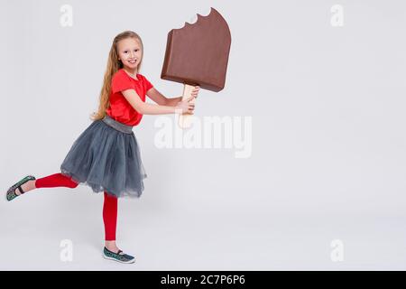 Portrait von niedlichen kleinen Mädchen mit riesigen Eis und kopieren Raum über weißen Hintergrund Stockfoto