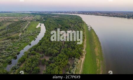 Luftpanorama der Flüsse des Astrachan Gebietes im Frühling. Wolga. Hochwertige Fotos Stockfoto