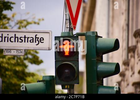 Ampelmännchen oder die kleinen Ampelmänner in Berlin sind eines der verbliebenen Merkmale der DDR Stockfoto