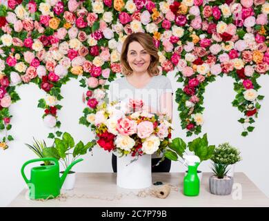 Portrait der reifen Frau Floristin oder Gärtner arbeiten in Blumenladen Stockfoto