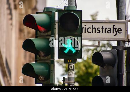 Ampelmännchen oder die kleinen Ampelmänner in Berlin sind eines der verbliebenen Merkmale der DDR Stockfoto