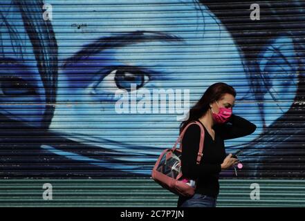 Mexiko-Stadt, Mexiko. Juli 2020. Eine Frau wird in Mexiko-Stadt, Mexiko, am 18. Juli 2020 in einer Maske gesehen. Kredit: Sunny Quintero/Xinhua/Alamy Live Nachrichten Stockfoto