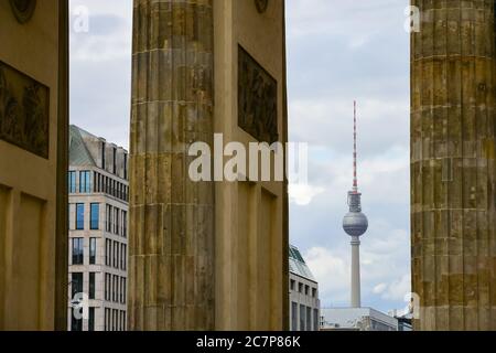 Blick auf den Fernsehturm oder Fernsehturm durch das Brandenburger Tor in Berlin Stockfoto