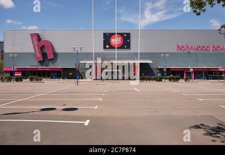 Geschlossenes Freizeitzentrum und verlassene Parkplätze in London, Großbritannien aufgrund der COVID-19 Pandemie und Sperrung. Stockfoto