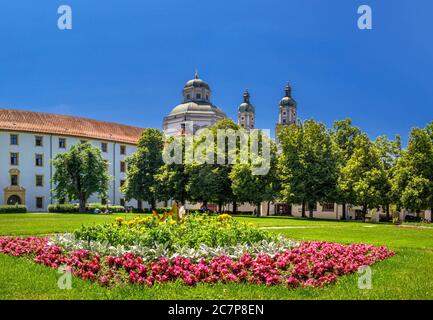 Blick durch den Stadtpark in Richtung Basilika St. Lorenz, Kempten, Niederallgäu, Allgäu, Schwaben, Bayern, Deutschland, Europa Stockfoto