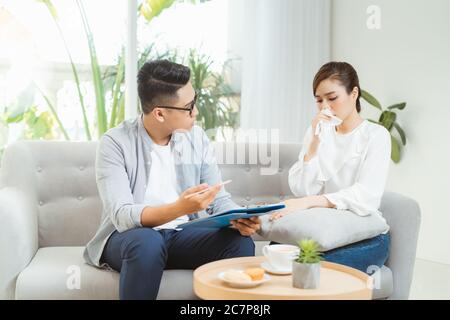 Psychologische Behandlung. Professioneller Psychologe, der seinem Patienten bei einer Sitzung mit ihm hilft. Stockfoto