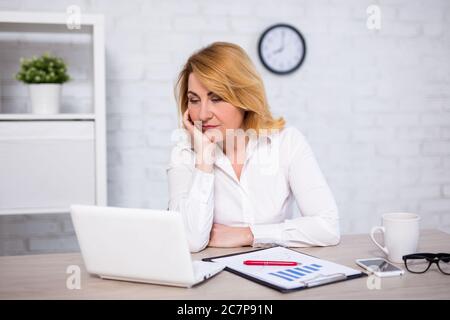 Porträt von traurig oder müde reifen Geschäftsfrau im Büro sitzen Stockfoto
