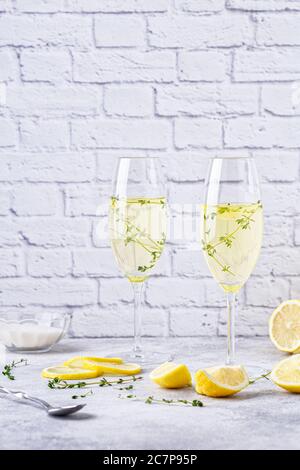 Hausgemachte Limonade aus Zitronen und Thymian, selektiver Fokus. Stockfoto