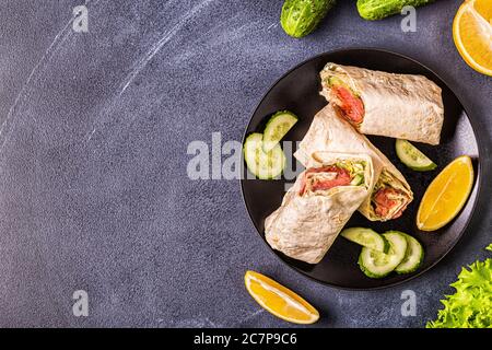 Sandwich mit Lachs, Salat, Gurke und Frischkäse, Draufsicht. Stockfoto