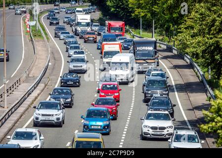 Brighton UK 18. Juli 2020: Staus auf der A23 kommen am Samstagmorgen nach Brighton. Stockfoto