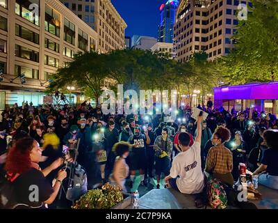 Seattle, Washington, USA. Juli 2020. Hunderte von Demonstranten marschierten am Abend des 4. Juli für Black Lives Matter, angeführt von den Black Femmes, aus DER CHOP/CHAZ Zone, Die vor kurzem von der Polizei von Seattle übernommen wurde, zum Westlake Center Park, wo sie eine Mahnwache für zwei Demonstranten hielten, die von einem Auto früh am Morgen getroffen wurden, während sie eine Kundgebung auf der Interstate 5 hielten. Quelle: Amy Katz/ZUMA Wire/Alamy Live News Stockfoto