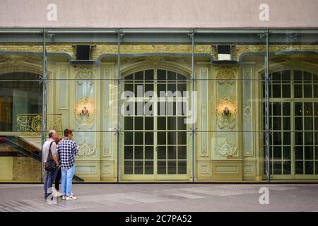 Die Überreste des Kaisersaals, Teil des ruinierten Hotels Esplanade, sind hinter Glaswänden im Sony Center, Berlin, Deutschland, erhalten Stockfoto