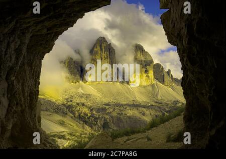 Drei Zinnen von Lavaredo in den Dolomiten aus einer Höhle Stockfoto