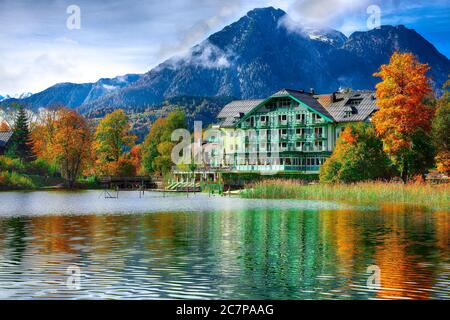 Malerische Herbstszene des Altausseer Sees. Sonniger Blick auf Altaussee Dorf. Lage: Resort Altausseer See, Liezen Bezirk Steiermark, Stockfoto