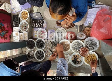 Kathmandu, Nepal. Juli 2020. Nepali Menschen wählen Ringe auf lokalen Markt auf Ghantakarna Festival in Kathmandu, Hauptstadt von Nepal am 19. Juli 2020. Die Newar-Gemeinde des Kathmandu-Tals beobachtet Ghantakarna, ein Fest, um böse Geister zu vertreiben und Glück zu bringen. Menschen tragen Metallringe, um sich vor allen Übel und bösen Geistern zu schützen. Kredit: Sunil Sharma/ZUMA Wire/Alamy Live Nachrichten Stockfoto