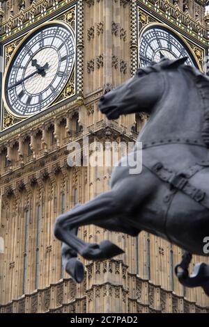 Thomas Thornycroft Skulptur von Boadicea und ihren Töchtern, Königin des keltischen Iceni Stammes, die einen Aufstand in römischem Großbritannien vor geführt, ist der Palast von Westminster der Treffpunkt des House of Commons und des House of Lords, Die beiden Häuser des Parlaments des Vereinigten Königreichs. Allgemein bekannt als die Houses of Parliament. Der Elizabeth Tower, in dem die Uhr steht, wird im Volksmund als ‘Big Ben’ bekannt. London, Großbritannien, 18. März 2017 Stockfoto