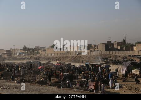 Kabul, Afghanistan. Juli 2020. Das Foto vom 19. Juli 2020 zeigt einen Viehmarkt vor dem jährlichen Festival Eid al-Adha in Kabul, Afghanistan. Kredit: Sayed Mominzadah/Xinhua/Alamy Live Nachrichten Stockfoto