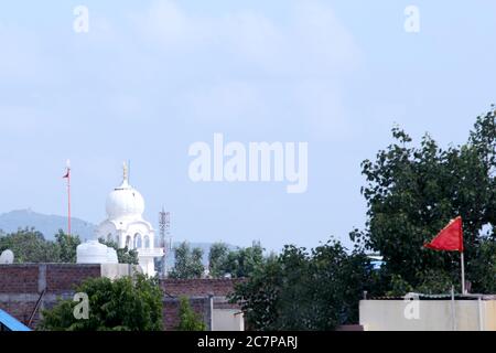 Gurudwara oder Tempel der Sikhs in der Stadt, indische Straße Hintergrund mit altem Haus und Natur in Indore, Indien-juli 2020 Stockfoto