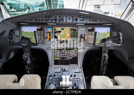 PARIS, FRANKREICH - 21. JUN 2019: Modernes Glas-Cockpit des Dassault Falcon 2000S Business Jet auf der Paris Air Show. Stockfoto