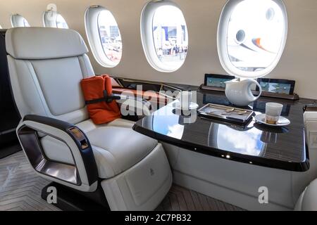 PARIS, FRANKREICH - 21. JUN 2019: Modernes Interieur des Langstreckenflugzeugs Dassault Falcon 6X auf der Paris Air Show. Stockfoto