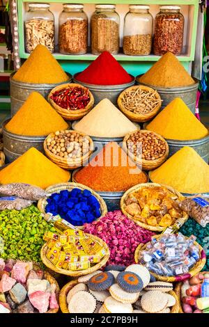 MARRAKESCH, MAROKKO - APR 29, 2016: Kräuter und Gewürze in einem Geschäft in den Souks von Marrakesch, Marokko verkauft Stockfoto