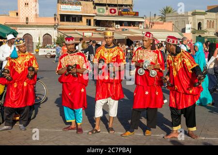 Marrakesch, Marokko - 29. April 2016: Gnawa Musikern auf dem Djemaa El Fna Platz In Marrakesch, Marokko Stockfoto