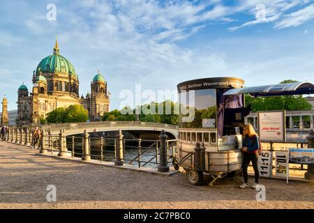 BERLIN, DEUTSCHLAND - APR 27, 2018: Berliner Dom entlang der Spree in der Berliner Innenstadt. Stockfoto