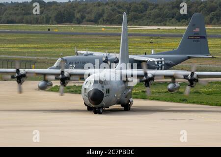 EINDHOVEN, NIEDERLANDE - 22. JUN 2018: Die belgische Luftwaffe Lockheed C-130H Hercules rollt vor einer US Air Force C-130 bei eind Stockfoto