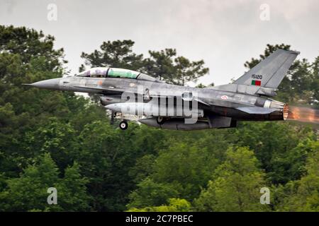 MONT-DE-MARSAN, FRANKREICH - 17. MAI 2019: Der F-16-Kampfjet der portugiesischen Luftwaffe nimmt während der NATO T mit Nachbrenner vom Flugplatz Mont-de-Marsan ab Stockfoto