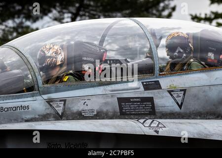 MONT-DE-MARSAN, FRANKREICH - 17. MAI 2019: Piloten im Cockpit einer spanischen Luftwaffe Boeing F/A-18 Hornet Kampfjet Rollen auf die Landebahn Durin Stockfoto