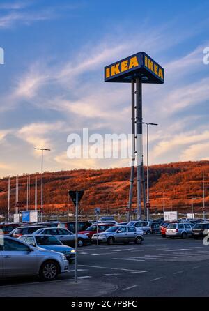 Belgrad / Serbien - 16. Februar 2020: Parkplatz des IKEA-Stores in Belgrad, Serbien Stockfoto