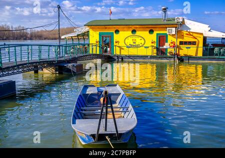 Belgrad / Serbien - 22. Februar 2020: Floßrestaurant und Bar an der Donau in Belgrad, Serbien Stockfoto