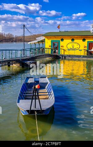 Belgrad / Serbien - 22. Februar 2020: Floßrestaurant und Bar an der Donau in Belgrad, Serbien Stockfoto