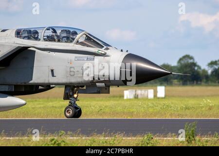 JAGEL, DEUTSCHLAND - 13. JUN 2019: Die italienische Luftwaffe Panavia Tornado Bomberflugzeug rollt nach der Landung auf dem Luftwaffenstützpunkt Jagel. Stockfoto