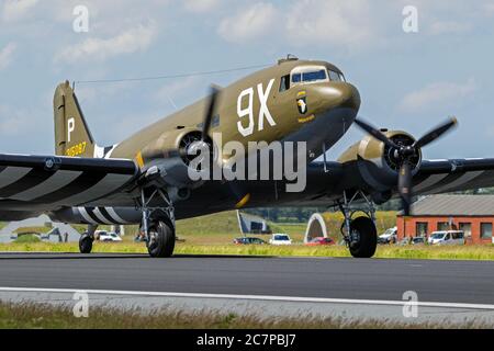 JAGEL, DEUTSCHLAND - 13. JUN 2019: Historischer Kriegsvogel aus dem Zweiten Weltkrieg Douglas C-47 Dakota Transportflugzeug rollt auf dem Flugplatz Jagel während seiner D-Day 75 Gedenkstätte Stockfoto