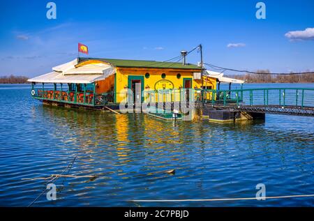 Belgrad / Serbien - 22. Februar 2020: Floßrestaurant und Bar an der Donau in Belgrad, Serbien Stockfoto