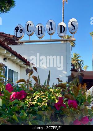 Santa Barbara, Kalifornien, USA. Juli 2020. Sechs Wochen nachdem der Name des Sambo wegen historisch rassistischer Konnotationen in Kontroversen ausbrach, hat der Restaurantbesitzer Chad Stevens in Santa Barbara nach 63 Jahren einen neuen Namen angekündigt: Sambo's ist jetzt Tschad's. Sambos war eine Kette, die vor 100 Jahren begann. Sambos wurde im Juni 1957 als erste der landesweiten Kette der Sambo eröffnet. Die Besitzer sagen, dass der Name des Sambo eine Kombination von Namen der Eigentümer war, Sam Battistone Sr. Und Newell Bo Bohnet.der derzeitige Besitzer Chad Stevens ist der Enkel von Battistone. Quelle: Amy Katz/ZUMA Wire/Alamy Live News Stockfoto