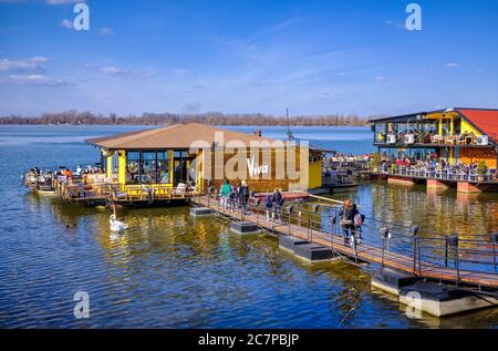 Belgrad / Serbien - 22. Februar 2020: Floßrestaurants und Bars an der Donau in Belgrad, Serbien Stockfoto