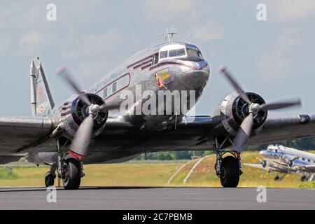 JAGEL, DEUTSCHLAND - 13. JUN 2019: Historischer Kriegsvogel aus dem Zweiten Weltkrieg Douglas C-47 Dakota Transportflugzeug rollt auf dem Flugplatz Jagel während seiner D-Day 75 Gedenkstätte Stockfoto