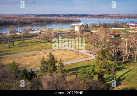 Belgrad / Serbien - 22. Februar 2020: Niedriger Kalemegdan Park und Zusammenfluss von Donau und Save, Blick von der Belgrader Festung in Belgrad, Serbien Stockfoto